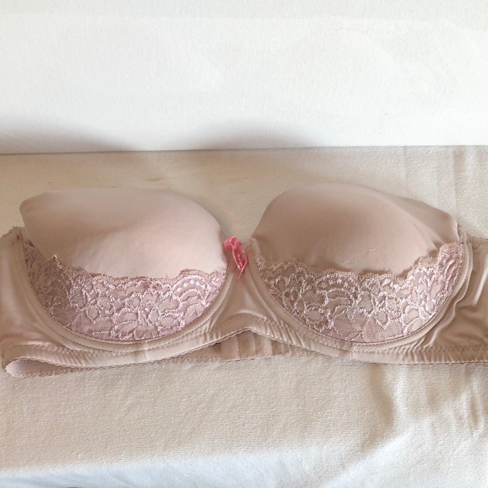 B DELICIOUS strapless beige color bra w/ blush colored lace. Padded & underwire